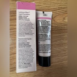 MaryKay Luminous Wear Liquid Foundation Ivory 1